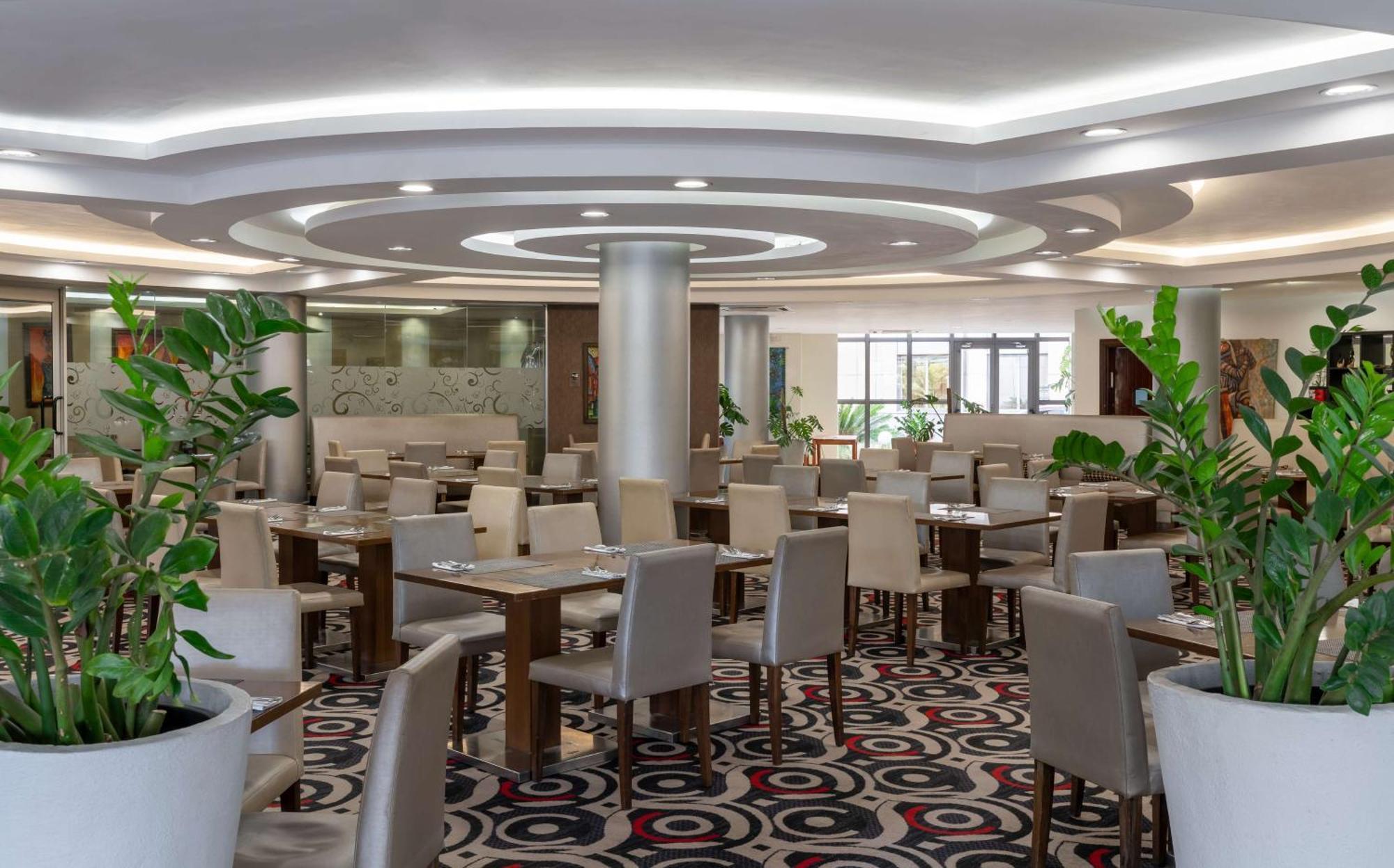 Radisson Blu Hotel Lusaka Exterior photo The restaurant