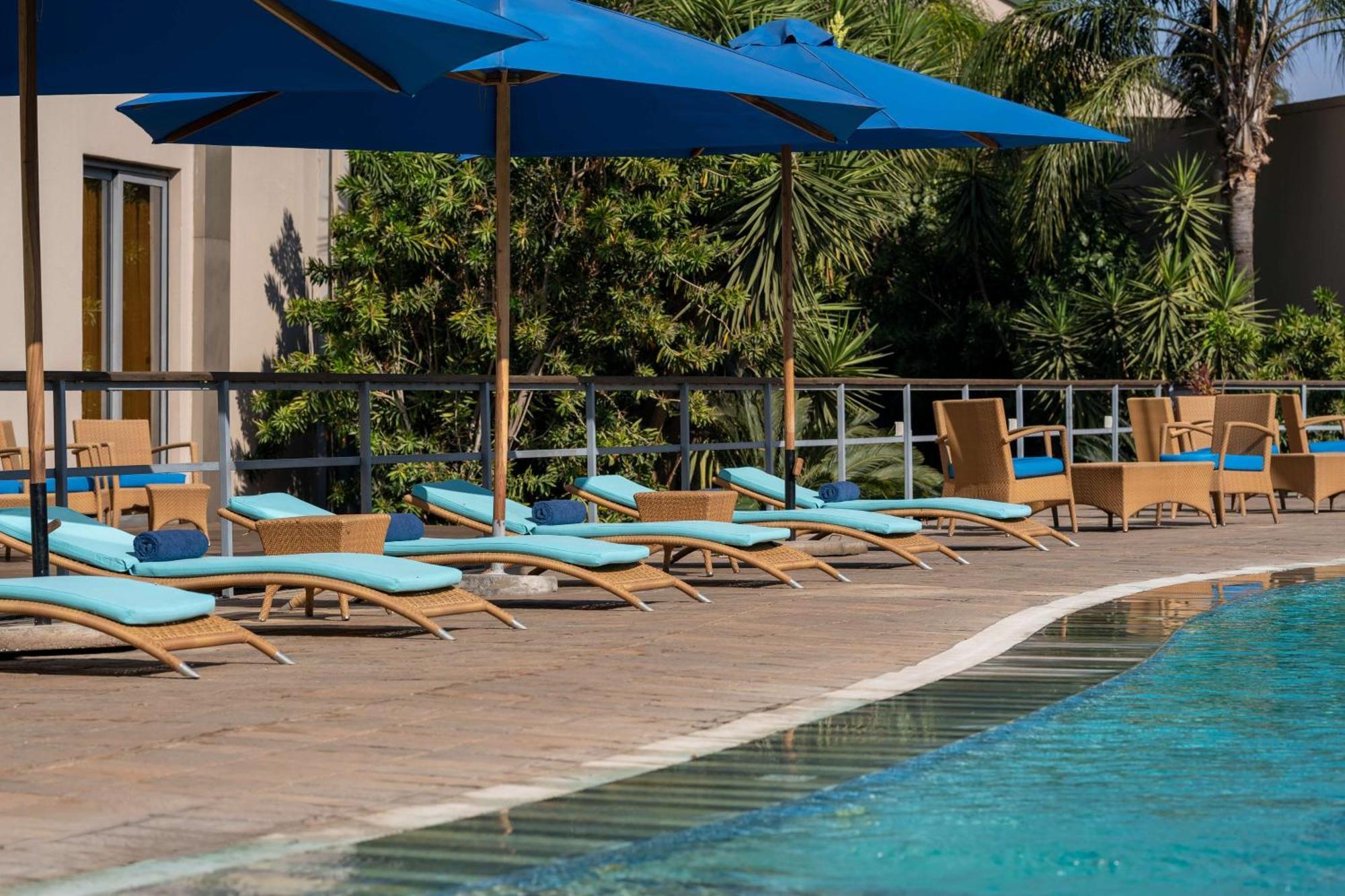 Radisson Blu Hotel Lusaka Exterior photo Pool at the hotel